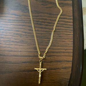 Men’s gold necklace and cross like new